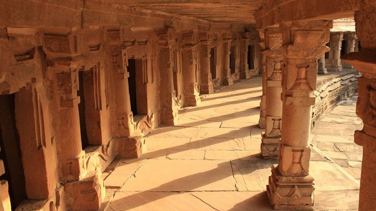 The_outer_circle_of_Chausath_Yogini_Temple_Every_shrine_has_a_Shiva_Linga_inside_it1-800x534